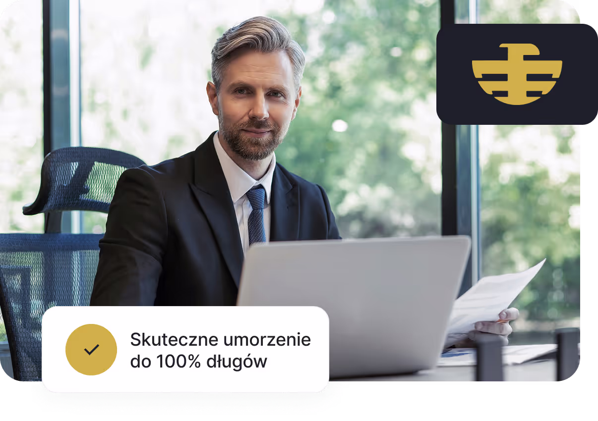 Uśmiechnięty doradca finansowy w garniturze przy biurku z laptopem – skuteczne umorzenie do 100% długów, pomoc w oddłużaniu
